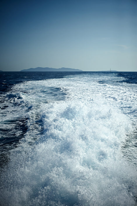 Das Wasser schäumt hinter dem Schiff