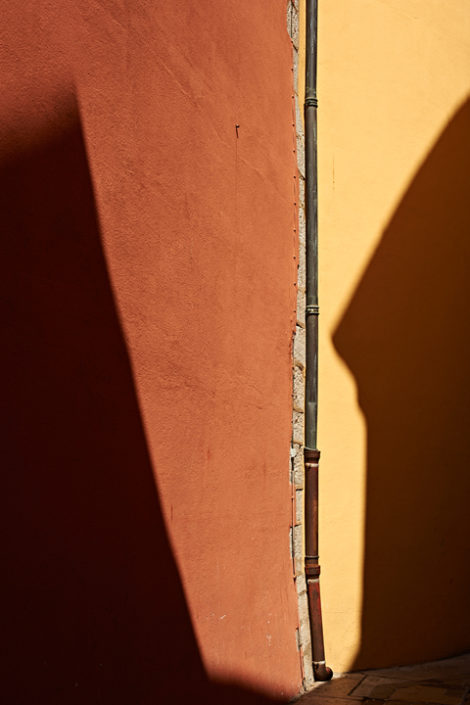 Gelbe und rote Fassade in St. Tropez