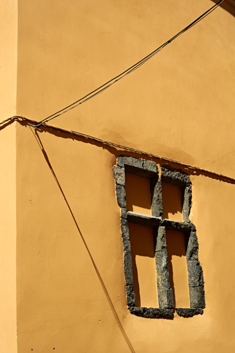 Zugemauertes Fenster an gelber Hauswand in St. Tropez