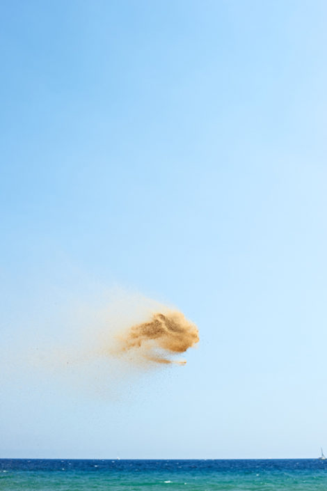 Ein Sandbausch fliegt durch die Luft
