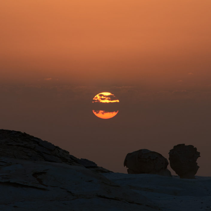 Die Sonne geht in der Weissen Wüste auf