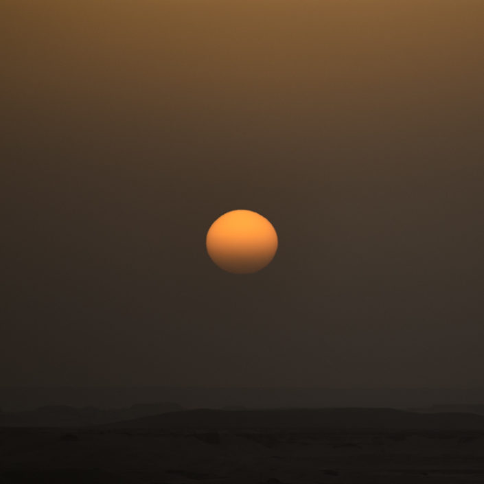 Die Sonne geht in der Sahara auf